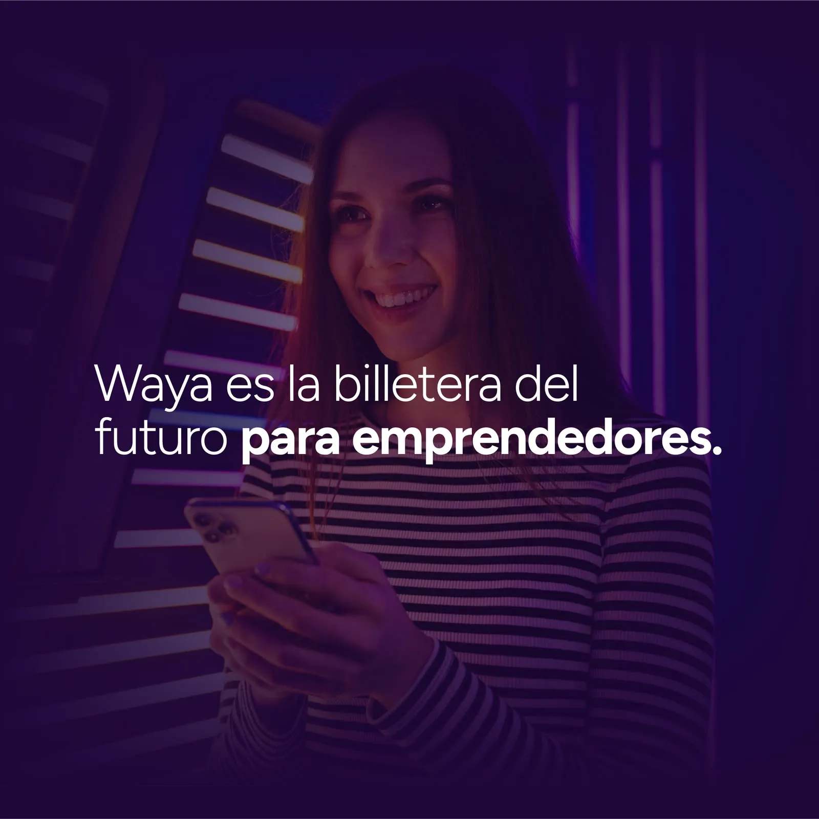 Emprendedor organizando finanzas Emprendedor organizando finanzas